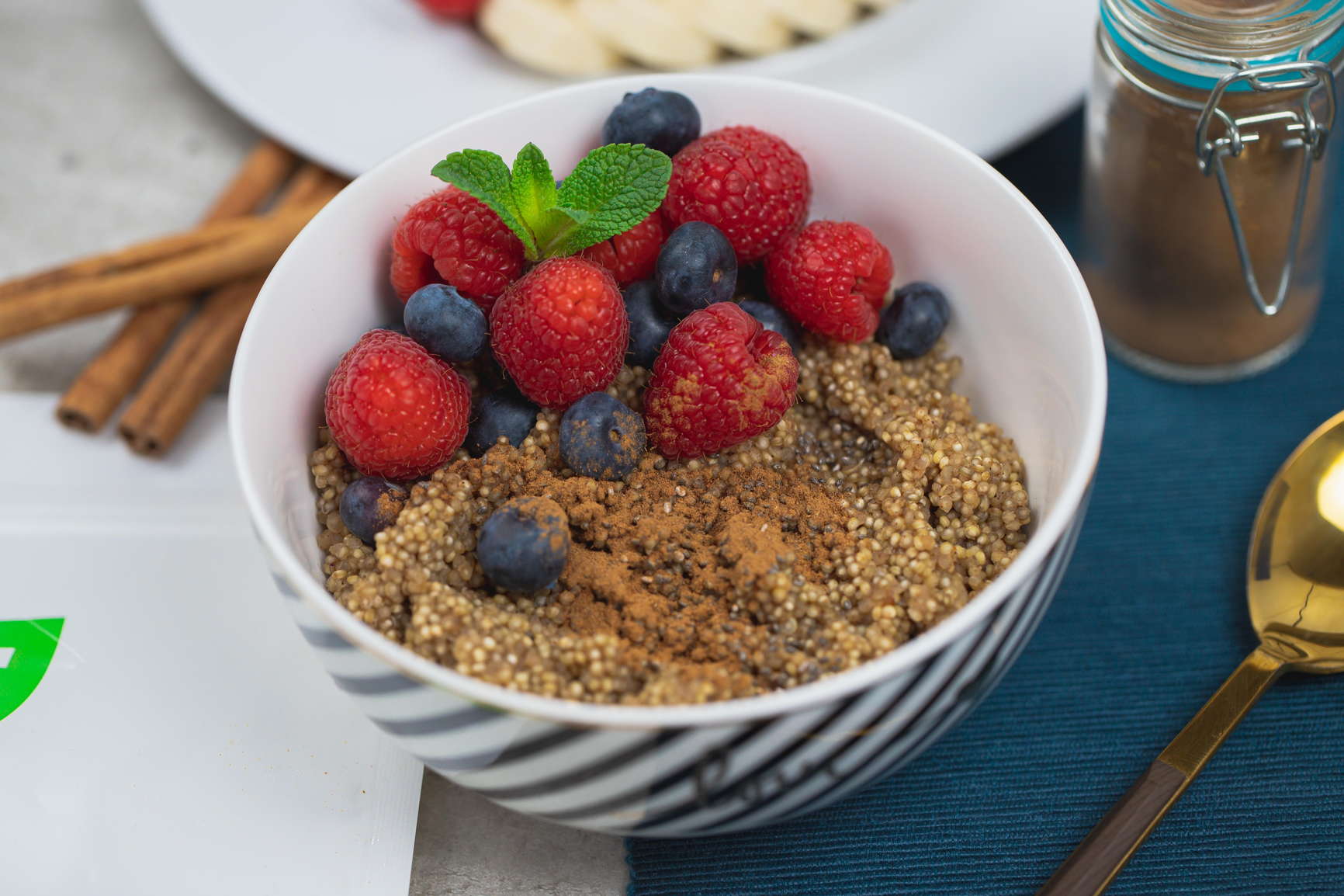 Quinoa v misce se skořicí, malinami a borůvkami